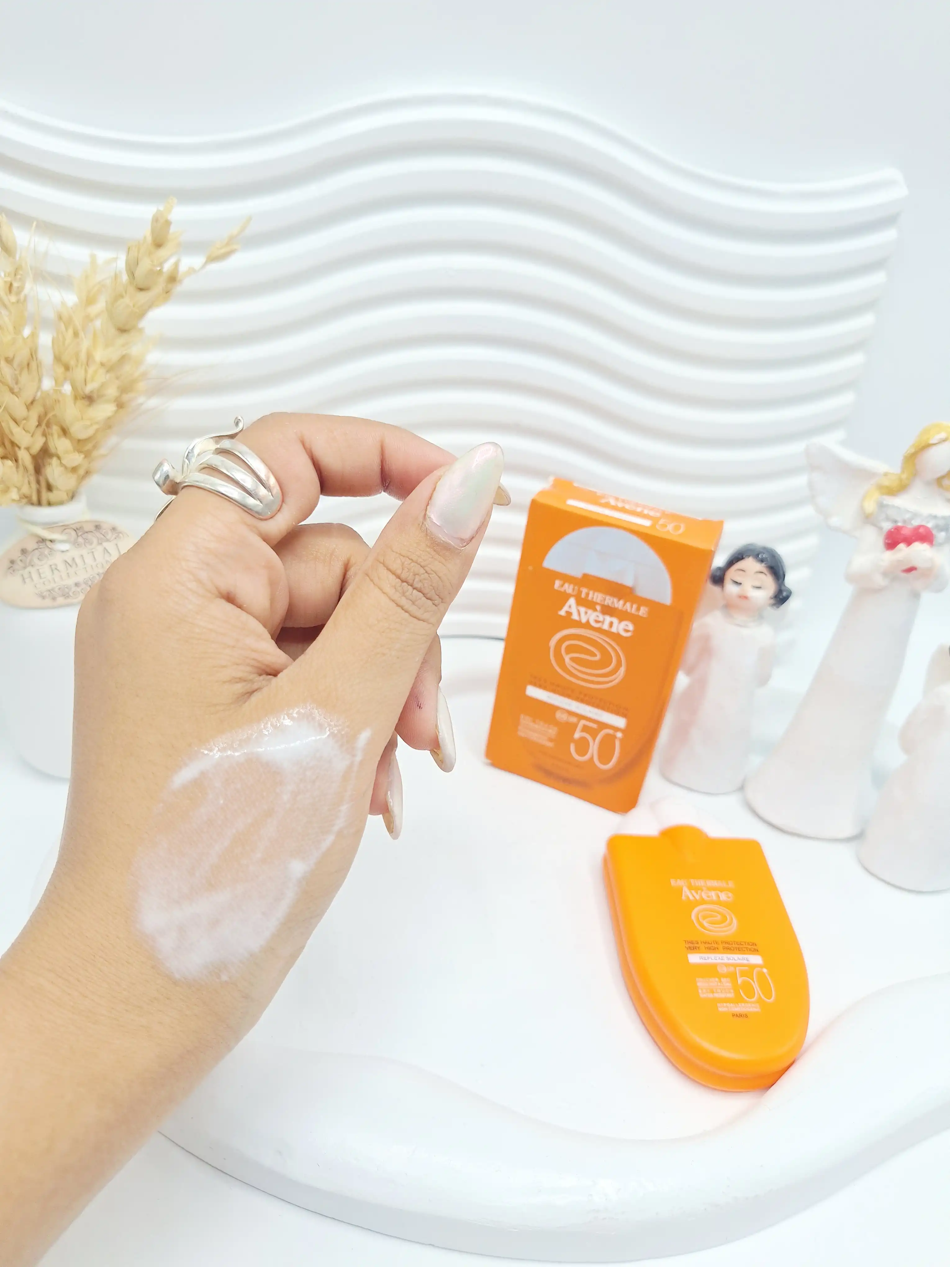 ضد آفتاب بی رنگ SPF 50 برند Avène کد 2712